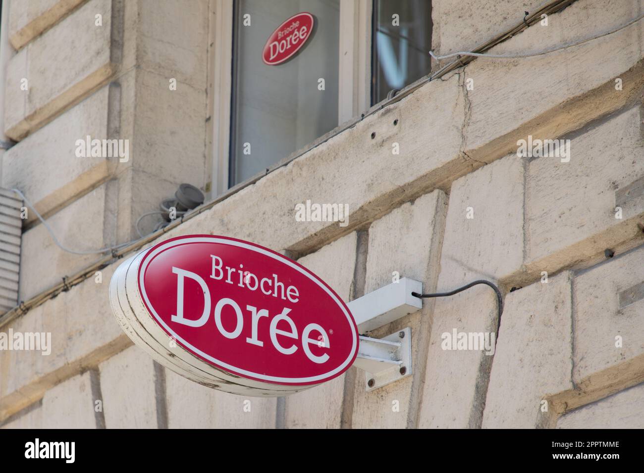 Bordeaux , Aquitaine France - 04 17 2023 : Brioche doree texte logo et signe marque façade avant boulangerie française magasin à emporter Golden brioche Banque D'Images