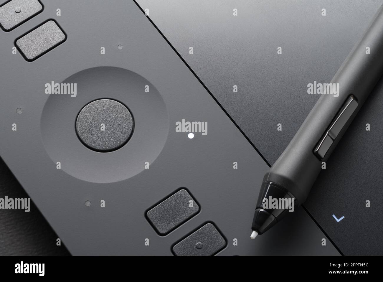 Tablette graphique avec stylet sur la surface de l'appareil, gros plan. Outil professionnel pour les illustrateurs, les concepteurs, les retoucheurs. Banque D'Images