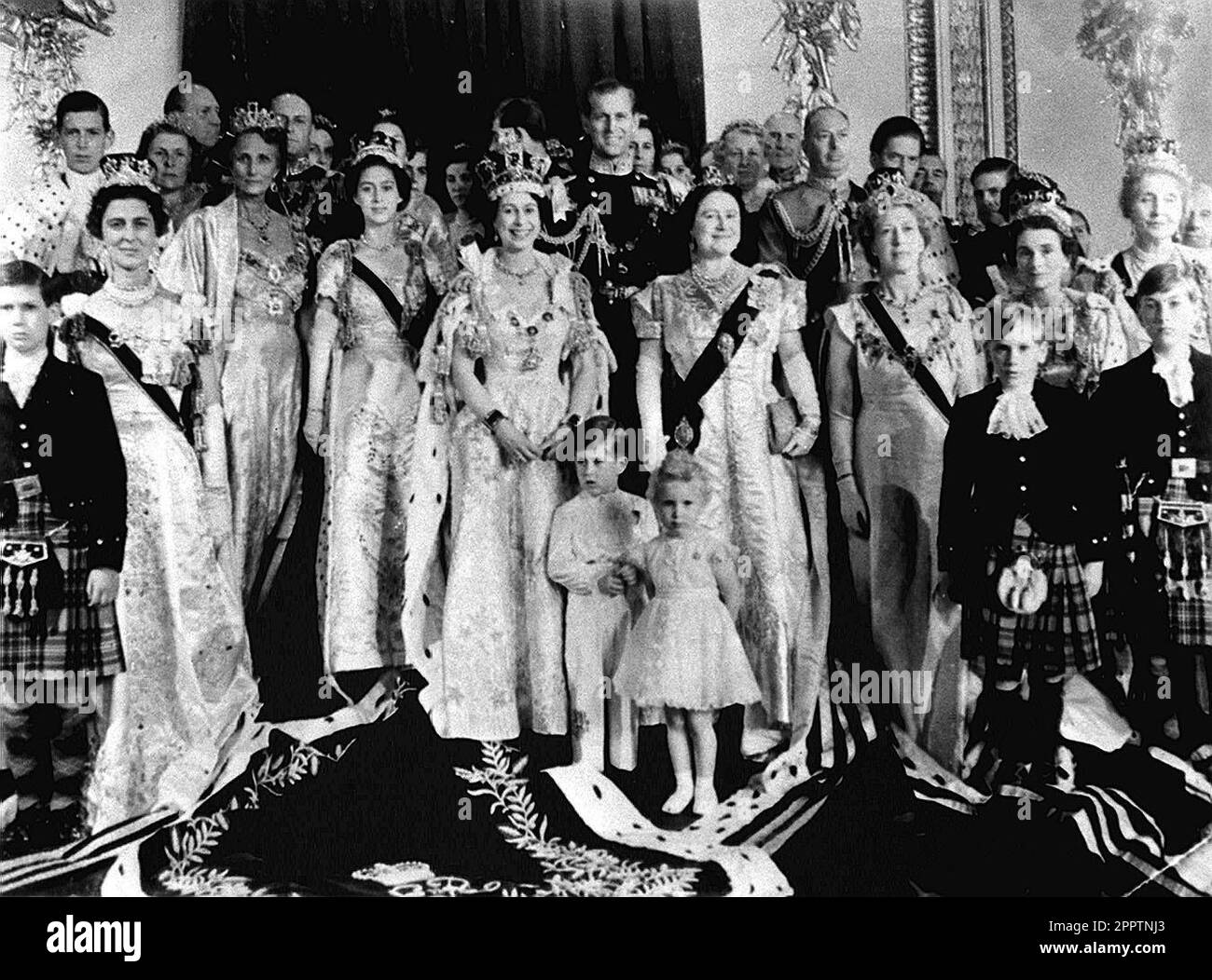Photo du dossier datée du 02/06/53 de la reine Elizabeth II et du duc d'Édimbourg avec son fils le prince Charles et sa fille la princesse Anne et d'autres membres de la famille royale et des invités au palais de Buckingham au retour de la cérémonie du couronnement à l'abbaye de Westminster. Le couronnement de 1953 a été un coup de pouce au moral dans les années difficiles d'après-guerre, alors que des millions de personnes ont célébré la journée historique. Elizabeth II a été couronnée lors d'une cérémonie profondément religieuse à l'abbaye de Westminster sur 2 juin 1953. Date de publication : mardi 25 avril 2023. Banque D'Images