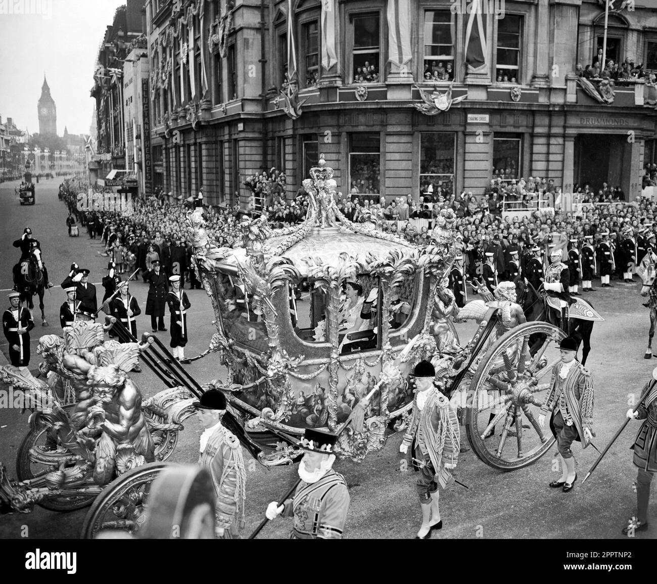 Photo du dossier datée du 02/06/53 de la circonscription de la reine Elizabeth II avec le duc d'Édimbourg dans l'autocar d'État à travers Trafalgar Square sur le chemin de Buckingham Palace à l'abbaye de Westminster pour son couronnement. Le couronnement de 1953 a été un coup de pouce au moral dans les années difficiles d'après-guerre, alors que des millions de personnes ont célébré la journée historique. Elizabeth II a été couronnée lors d'une cérémonie profondément religieuse à l'abbaye de Westminster sur 2 juin 1953. Date de publication : mardi 25 avril 2023. Banque D'Images