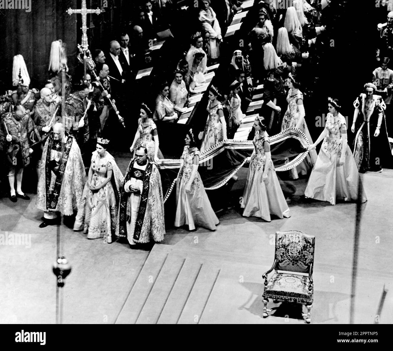 Photo du dossier datée du 02/06/53 de la reine Elizabeth II, flanquée de l'évêque de Durham et de l'évêque de Bath, arrivant à l'abbaye de Westminster avec ses six femmes d'honneur. Le couronnement de 1953 a été un coup de pouce au moral dans les années difficiles d'après-guerre, alors que des millions de personnes ont célébré la journée historique. Elizabeth II a été couronnée lors d'une cérémonie profondément religieuse à l'abbaye de Westminster sur 2 juin 1953. Date de publication : mardi 25 avril 2023. Banque D'Images