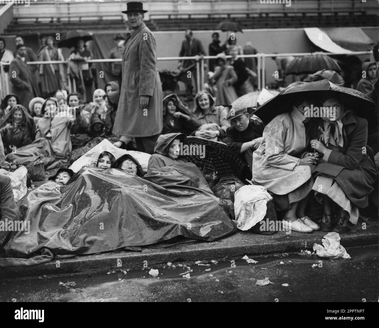 Photo de dossier datée du 01/06/53 d'une foule de personnes attendant dans le Mall pour une veillée toute la nuit pour la procession du Couronnement. Le couronnement de 1953 a été un coup de pouce au moral dans les années difficiles d'après-guerre, alors que des millions de personnes ont célébré la journée historique. Elizabeth II a été couronnée lors d'une cérémonie profondément religieuse à l'abbaye de Westminster sur 2 juin 1953. Date de publication : mardi 25 avril 2023. Banque D'Images