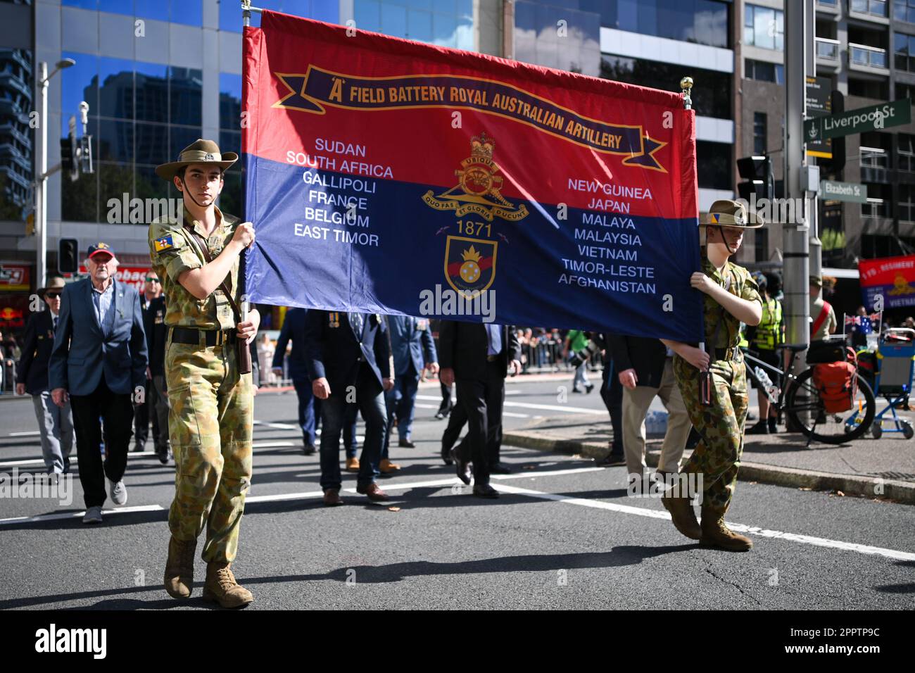 Sydney, Australie. 25th avril 2023. Parade DE l'ANZAC Day sur 25 avril 2023 à Sydney, en Australie. Le jour d'Anzac est un jour férié en Australie, traditionnellement marqué par un service de l'aube qui a lieu pendant le débarquement de Gallipoli original et commémoré par des cérémonies et des défilés tout au long de la journée. La Journée de l'Anzac commémore le jour où l'Armée australienne et néo-zélandaise (ANZAC) a atterri sur les rives de Gallipoli sur 25 avril 1915, pendant la première Guerre mondiale (Photo par Izhar Khan) crédit: Izhar Ahmed Khan/Alamy Live News/Alamy Live News Banque D'Images