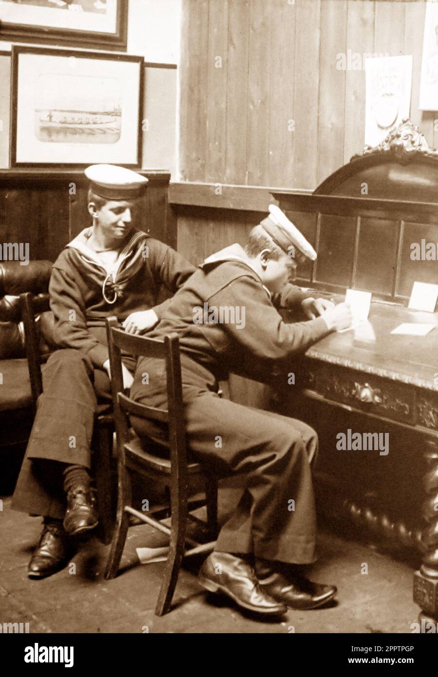 Marins écrivant à la maison, Royal marins Rest, Portsmouth, début 1900s Banque D'Images