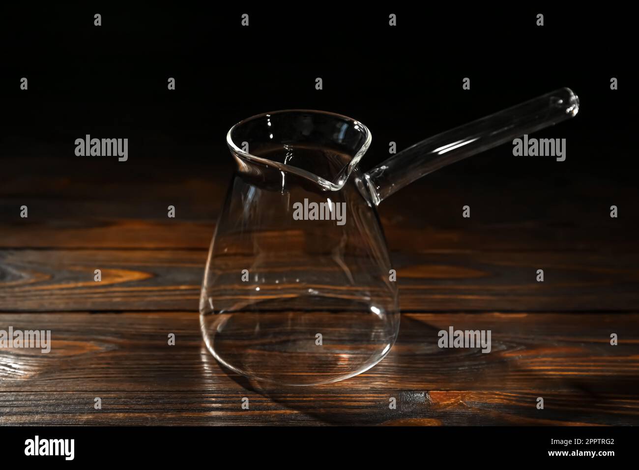 Vider la cafetière turque en verre sur une table en bois Photo Stock - Alamy