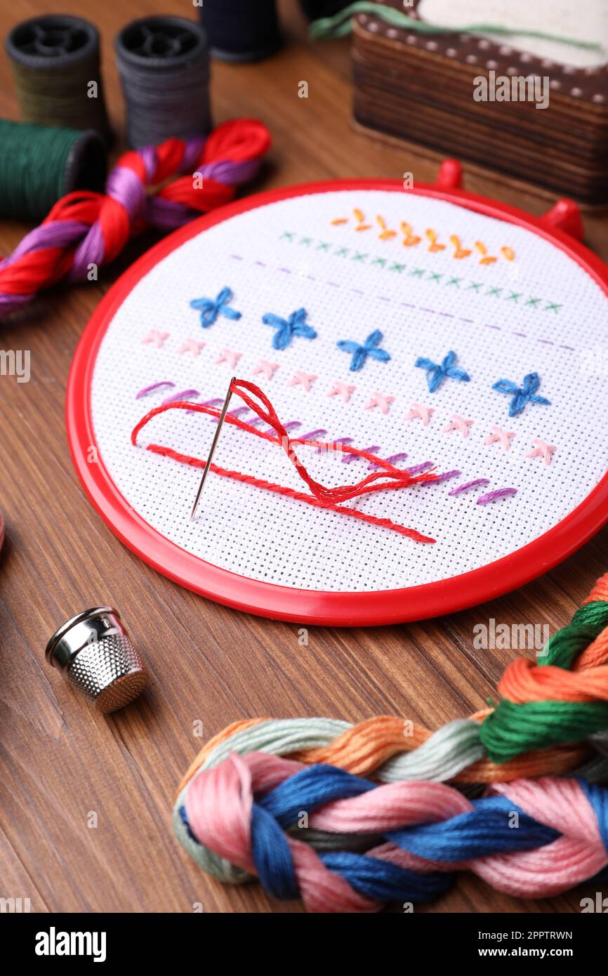 Ensemble d'équipement de broderie sur table en bois Banque D'Images