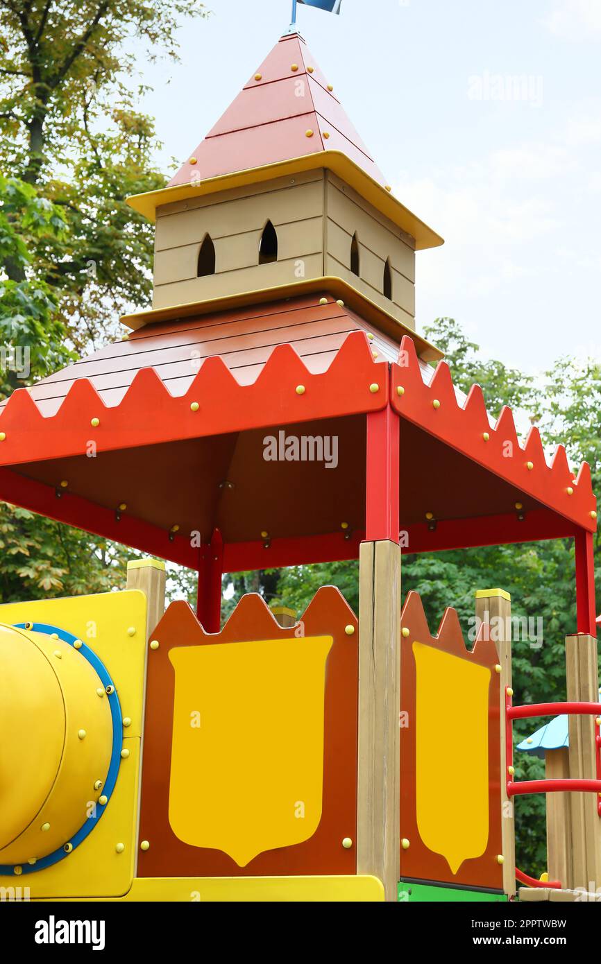 Nouvelle maison de jeu de château colorée sur l'aire de jeux pour enfants Banque D'Images