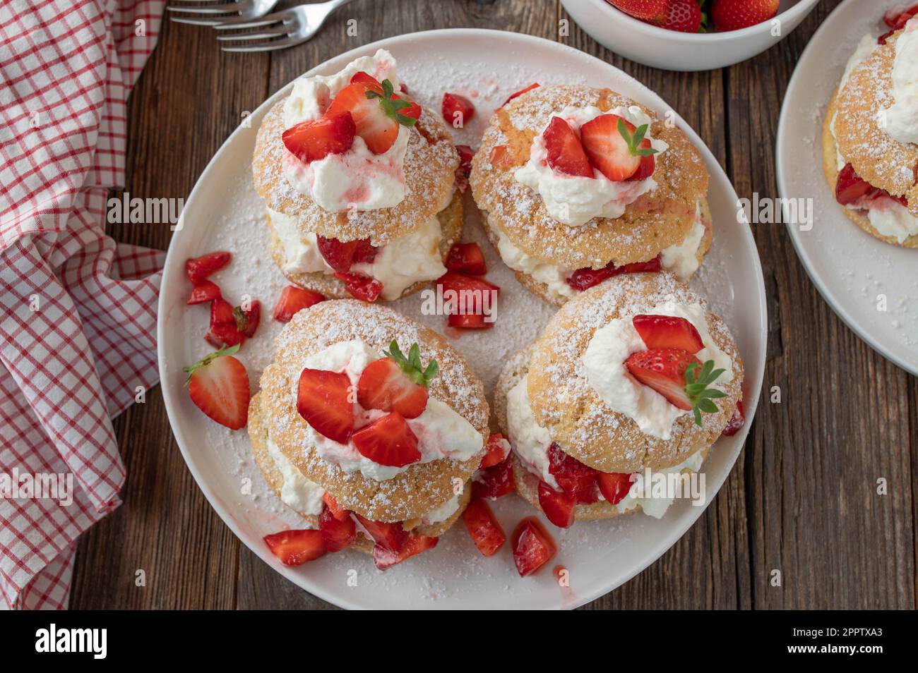 Gâteau sablé aux fraises sur une table en bois Banque D'Images