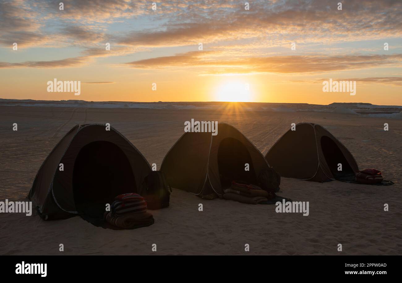 Paysage vue panoramique du désert de l'ouest déserte aride camping en Egypte avec tentes campant sur fond de lever de soleil Banque D'Images