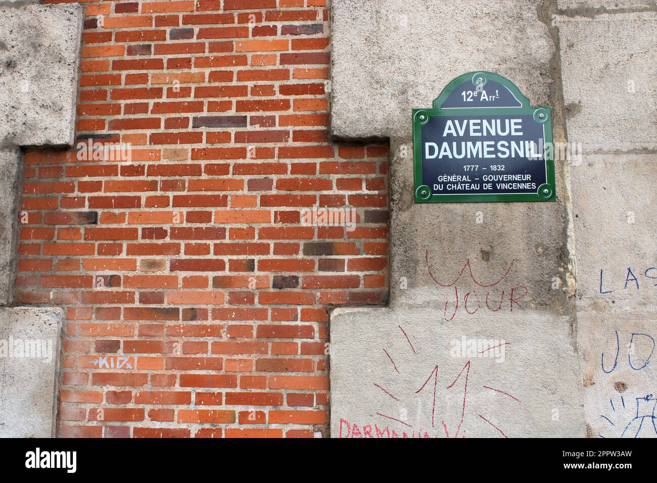 Vue abstraite du panneau de la grande avenue Daumesnil une longue rue située dans le 12th arrondissement de Paris France. Banque D'Images