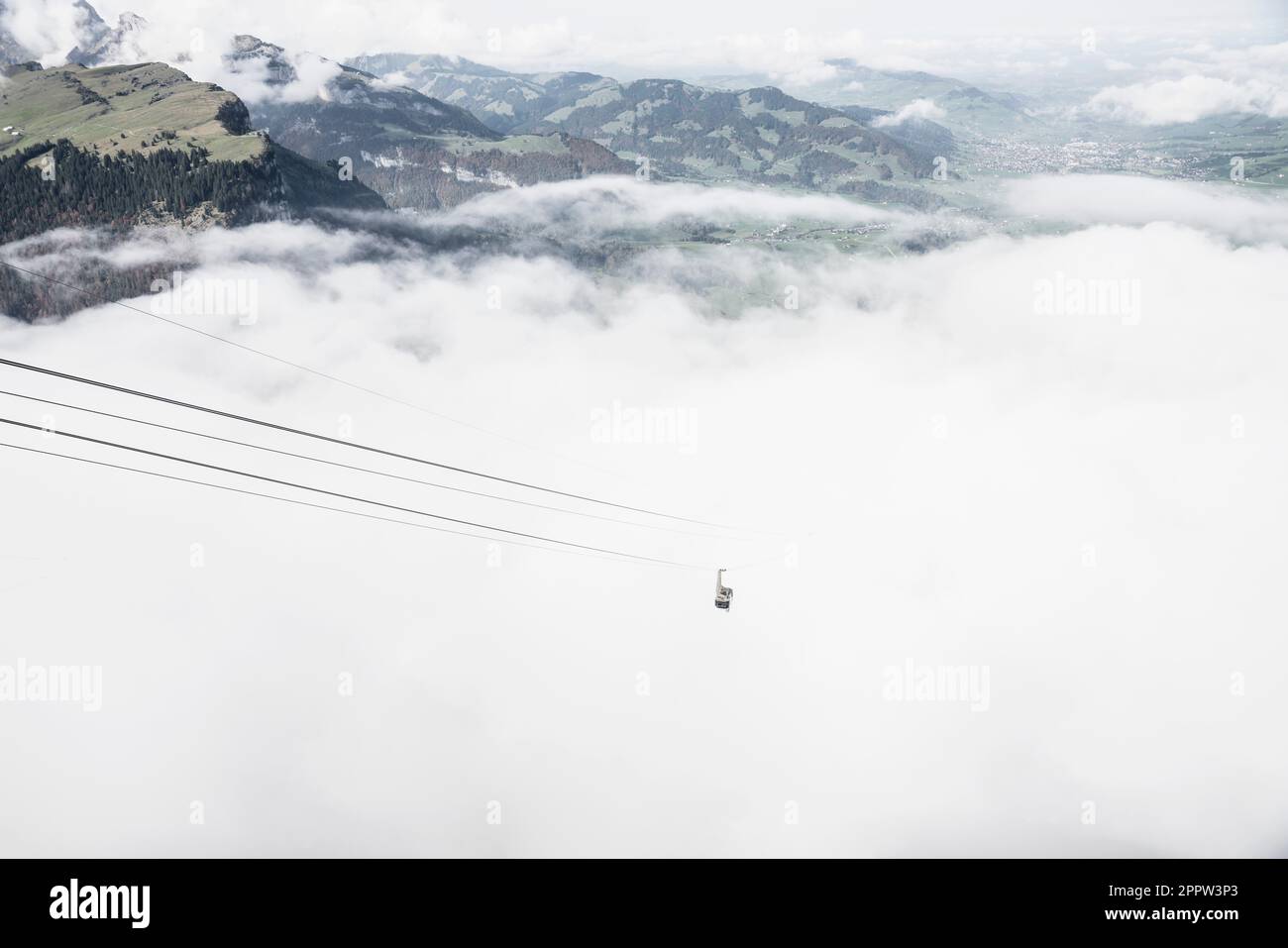Télécabine de ski au-dessus des nuages, Hoher Kasten, St. Gallen, Suisse Banque D'Images