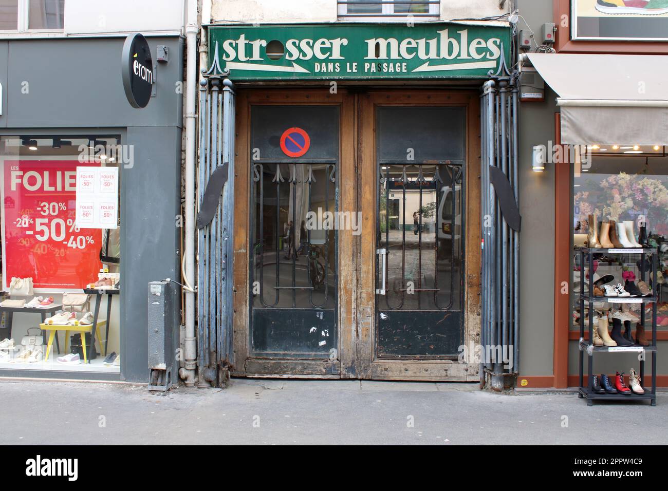 Photo de rue d'un passage au milieu d'une rangée de boutiques ici, rue du Faubourg St-Antoine à Paris France. Banque D'Images