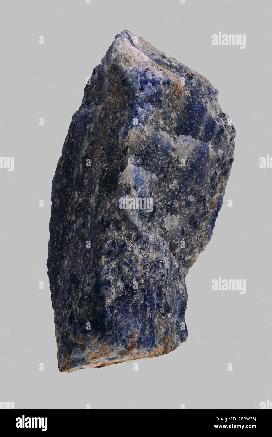 Gros plan de la pierre sodalite bolivienne bleue sur fond gris Banque D'Images
