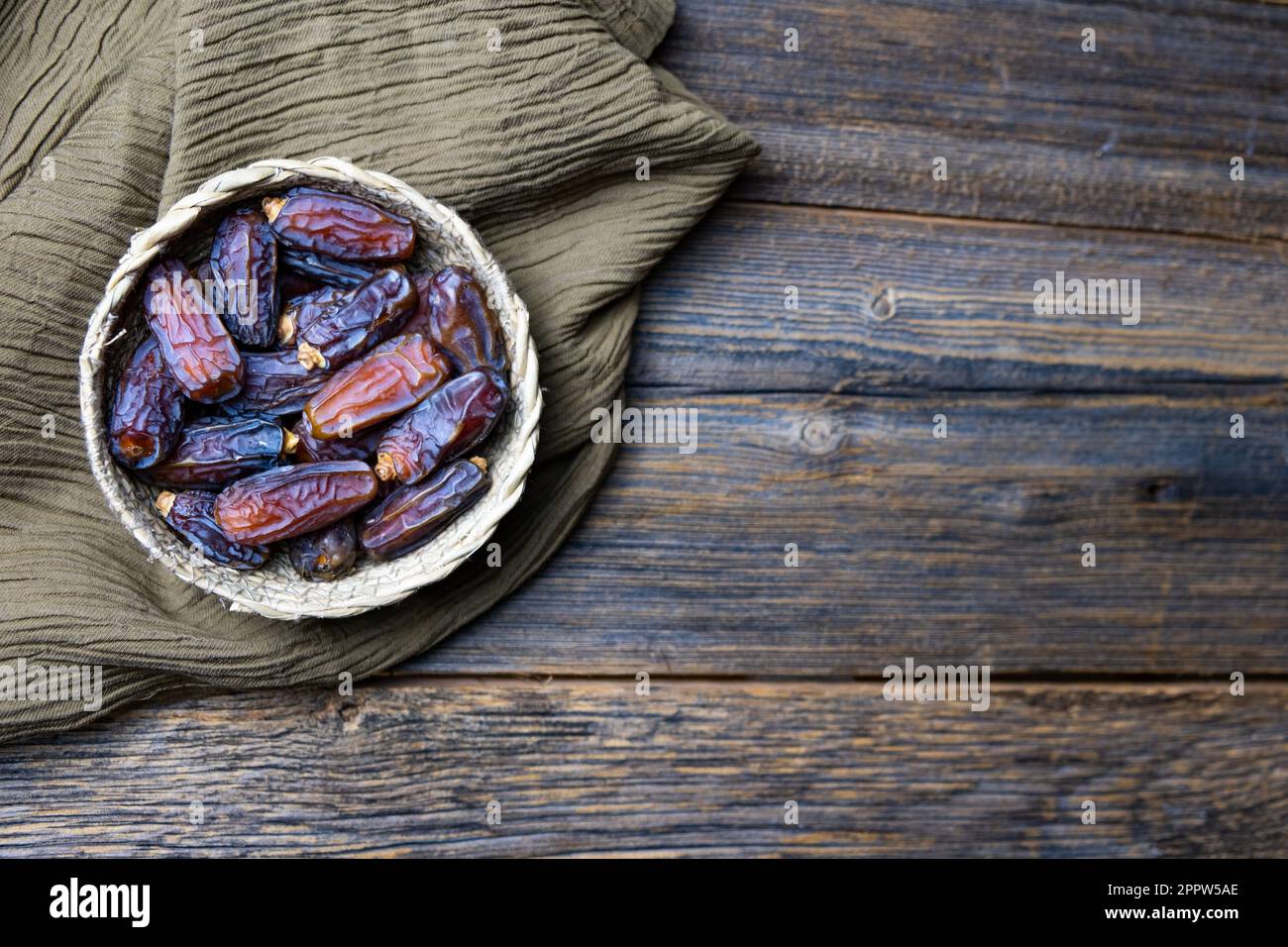 Fruits séchés, Kareem de Ramadan, fond en bois, espace de copie, vue de dessus. Banque D'Images