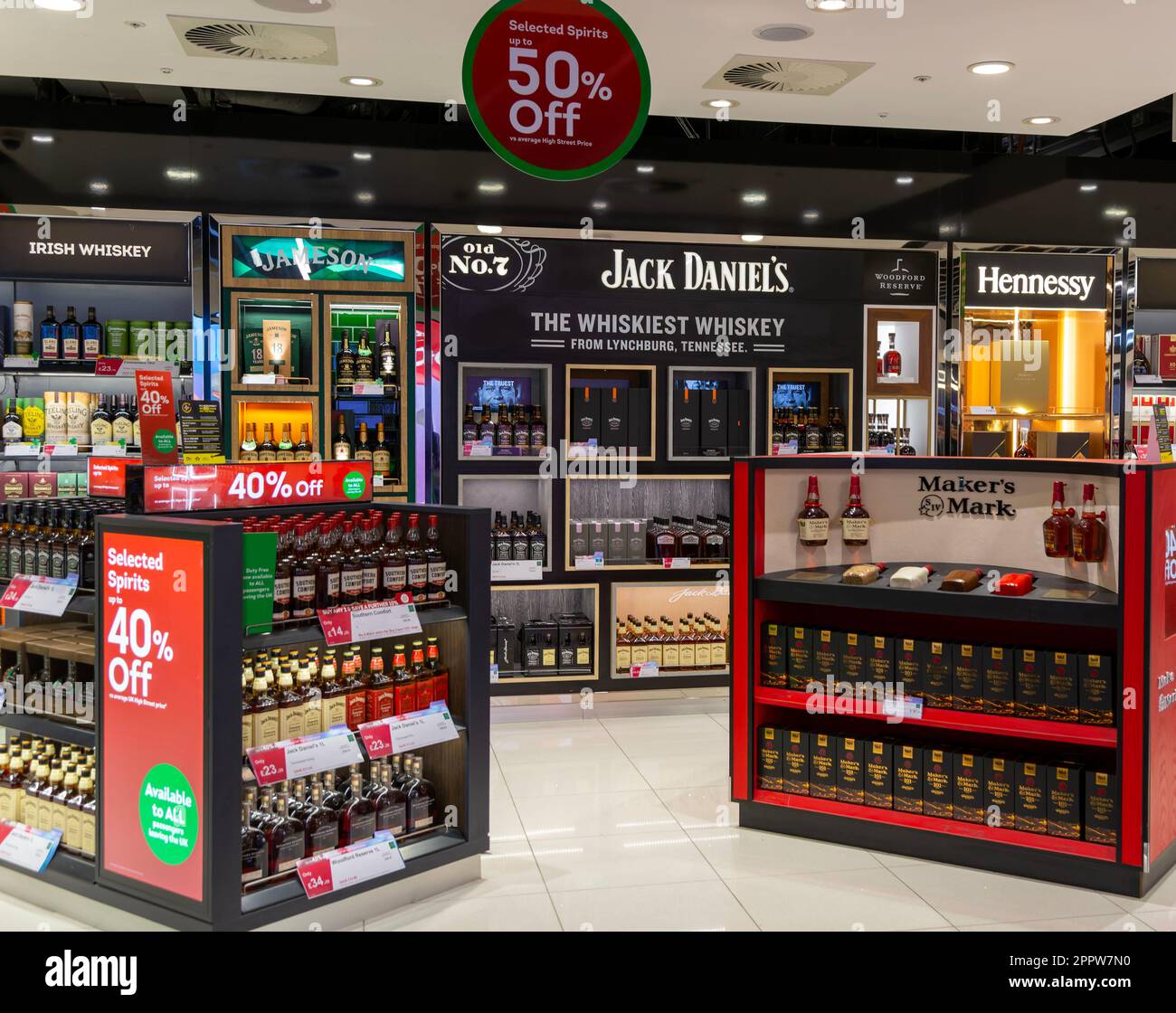 Jack Daniel's et d'autres marques d'alcool exposées dans les boutiques hors taxes, South terminal, aéroport de Londres Gatwick, Angleterre, Royaume-Uni Banque D'Images