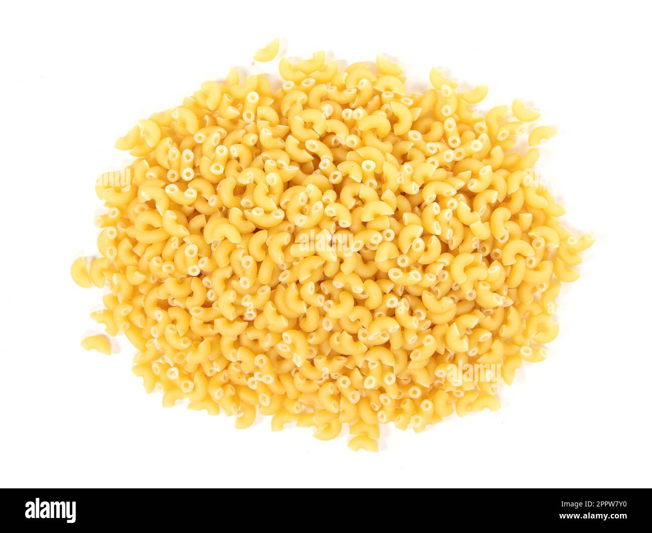 Macaroni au coude non cuit, isolé sur fond blanc Banque D'Images