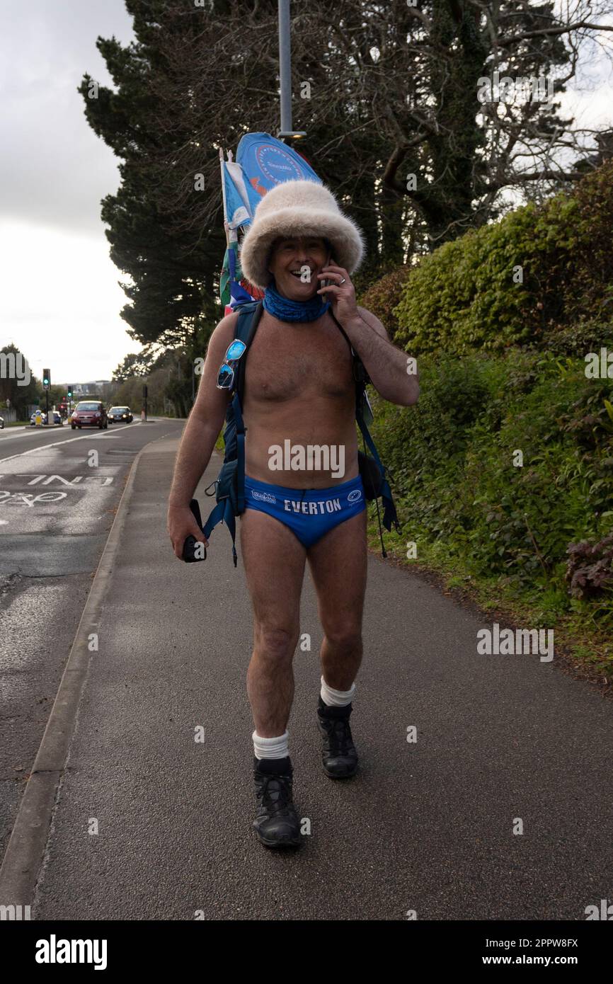 Truro, Royaume-Uni. 24th avril 2023. Michael Cullen ou SpeedoMick dans son célèbre Blue Speedos parle au téléphone lorsqu'il arrive à Truro. Micheal a marché de John O'Groats à la fin de Land sur plus de 1000 miles s'étendant de décembre à avril 2023. Il espère avoir levé plus de £1 000 000 personnes une fois qu'il aura terminé sa marche. Crédit : SOPA Images Limited/Alamy Live News Banque D'Images