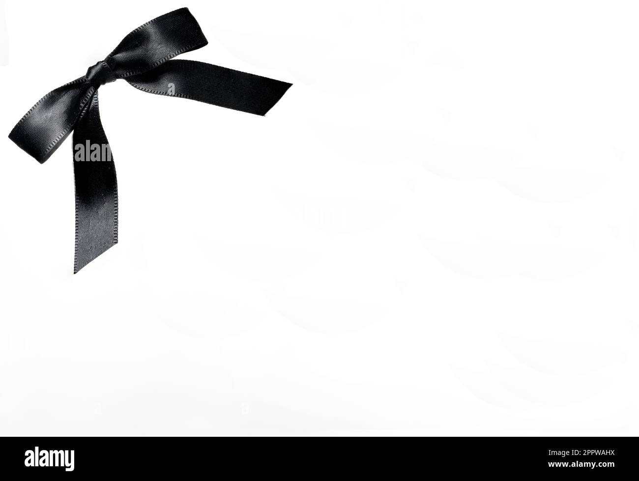 Concolence concept avec Noble Black mesh Loop brillant large ruban sur fond blanc signifie perte décès funéraire Condolence Grief perte funéraire Banque D'Images