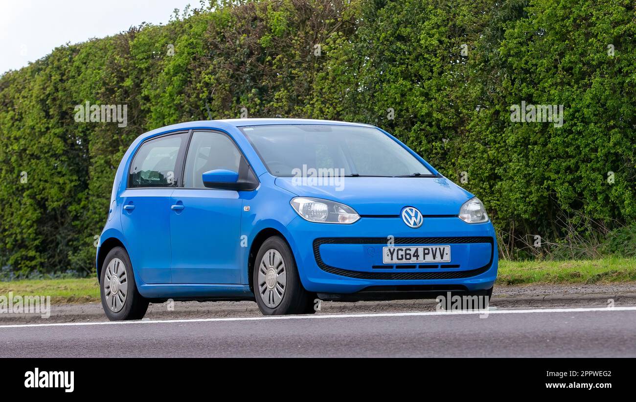 Bicester, Oxon, Royaume-Uni - 23 avril 2023. Voiture Volkswagen UP 2014 bleue voyageant sur une route de campagne anglaise Banque D'Images