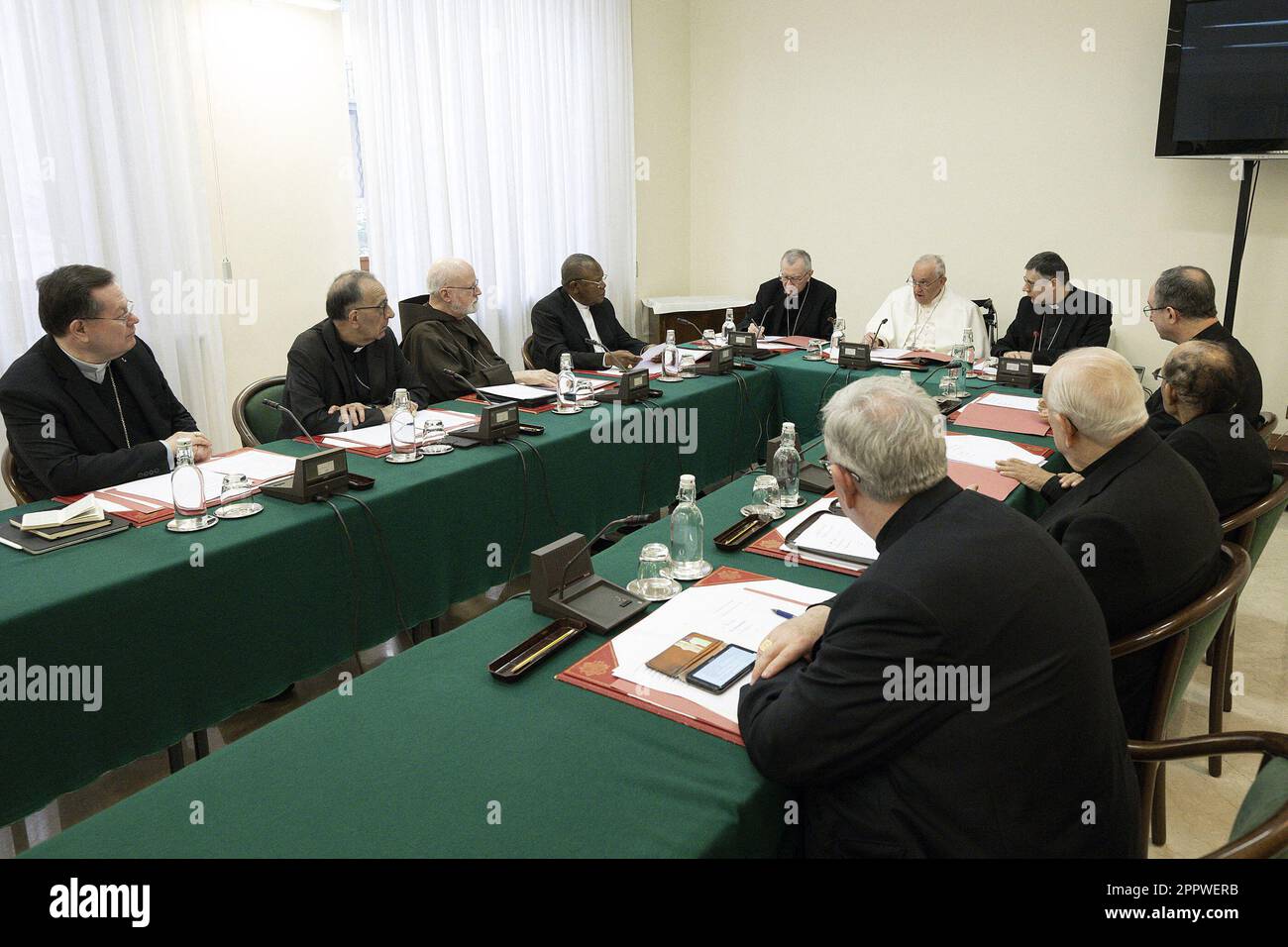 Le pape François préside la première réunion du nouveau Conseil des cardinaux au Vatican sur 24 avril 2023. C'est la première réunion du C9 après son récent renouvellement par Francis. Il a créé le Conseil en 2013 pour l'aider dans la gouvernance de l'Eglise universelle et dans la réforme de la Curie romaine. Les membres du nouveau Conseil sont les cardinaux Pietro Parolin, secrétaire d'État; Fernando Vergez Alzaga, président du gouvernorat de l'État de la Cité du Vatican; Fridolin Ambongo Besungu, archevêque de Kinshasa; Oswald Gracias, archevêque de Bombay; Sean Patrick O'Malley, archevêque de Boston Banque D'Images Le pape François préside la première réunion du nouveau Conseil des cardinaux au Vatican sur 24 avril 2023. C'est la première réunion du C9 après son récent renouvellement par Francis. Il a créé le Conseil en 2013 pour l'aider dans la gouvernance de l'Eglise universelle et dans la réforme de la Curie romaine. Les membres du nouveau Conseil sont les cardinaux Pietro Parolin, secrétaire d'État; Fernando Vergez Alzaga, président du gouvernorat de l'État de la Cité du Vatican; Fridolin Ambongo Besungu, archevêque de Kinshasa; Oswald Gracias, archevêque de Bombay; Sean Patrick O'Malley, archevêque de Boston Banque D'Images