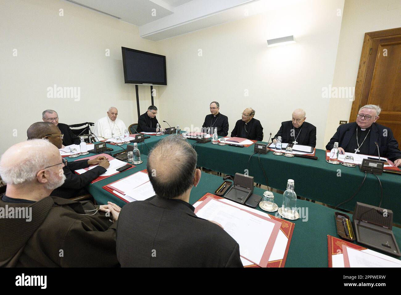 Le pape François préside la première réunion du nouveau Conseil des cardinaux au Vatican sur 24 avril 2023. C'est la première réunion du C9 après son récent renouvellement par Francis. Il a créé le Conseil en 2013 pour l'aider dans la gouvernance de l'Eglise universelle et dans la réforme de la Curie romaine. Les membres du nouveau Conseil sont les cardinaux Pietro Parolin, secrétaire d'État; Fernando Vergez Alzaga, président du gouvernorat de l'État de la Cité du Vatican; Fridolin Ambongo Besungu, archevêque de Kinshasa; Oswald Gracias, archevêque de Bombay; Sean Patrick O'Malley, archevêque de Boston Banque D'Images Le pape François préside la première réunion du nouveau Conseil des cardinaux au Vatican sur 24 avril 2023. C'est la première réunion du C9 après son récent renouvellement par Francis. Il a créé le Conseil en 2013 pour l'aider dans la gouvernance de l'Eglise universelle et dans la réforme de la Curie romaine. Les membres du nouveau Conseil sont les cardinaux Pietro Parolin, secrétaire d'État; Fernando Vergez Alzaga, président du gouvernorat de l'État de la Cité du Vatican; Fridolin Ambongo Besungu, archevêque de Kinshasa; Oswald Gracias, archevêque de Bombay; Sean Patrick O'Malley, archevêque de Boston Banque D'Images