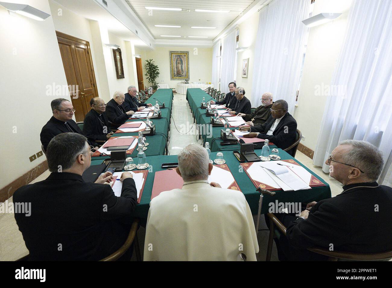 Le pape François préside la première réunion du nouveau Conseil des cardinaux au Vatican sur 24 avril 2023. C'est la première réunion du C9 après son récent renouvellement par Francis. Il a créé le Conseil en 2013 pour l'aider dans la gouvernance de l'Eglise universelle et dans la réforme de la Curie romaine. Les membres du nouveau Conseil sont les cardinaux Pietro Parolin, secrétaire d'État; Fernando Vergez Alzaga, président du gouvernorat de l'État de la Cité du Vatican; Fridolin Ambongo Besungu, archevêque de Kinshasa; Oswald Gracias, archevêque de Bombay; Sean Patrick O'Malley, archevêque de Boston Banque D'Images Le pape François préside la première réunion du nouveau Conseil des cardinaux au Vatican sur 24 avril 2023. C'est la première réunion du C9 après son récent renouvellement par Francis. Il a créé le Conseil en 2013 pour l'aider dans la gouvernance de l'Eglise universelle et dans la réforme de la Curie romaine. Les membres du nouveau Conseil sont les cardinaux Pietro Parolin, secrétaire d'État; Fernando Vergez Alzaga, président du gouvernorat de l'État de la Cité du Vatican; Fridolin Ambongo Besungu, archevêque de Kinshasa; Oswald Gracias, archevêque de Bombay; Sean Patrick O'Malley, archevêque de Boston Banque D'Images