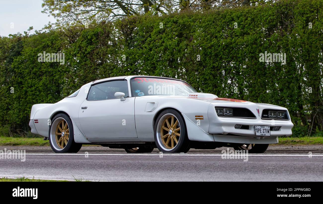 Bicester, Oxon, Royaume-Uni - 23 avril 2023. 1979 Pontiac Firebird Trans Am sur une route de campagne anglaise Banque D'Images