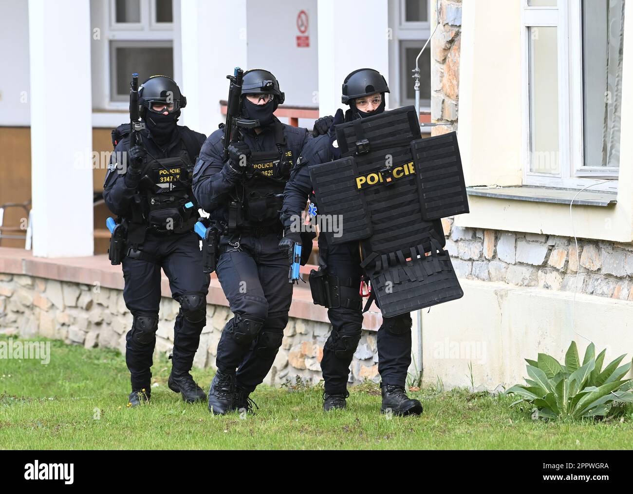 Paseka, République tchèque. 25th avril 2023. Exercice tactique de la police de la République tchèque Active Shooter 2023, simulant une attaque armée dans un établissement médical, 25 avril 2023, Institut médical spécialisé de Paseka, Olomouc. Cinquante nuls ont assisté à l'exercice en plus du système de sauvetage intégré (IRS). Crédit : Ludek Perina/CTK photo/Alay Live News Banque D'Images