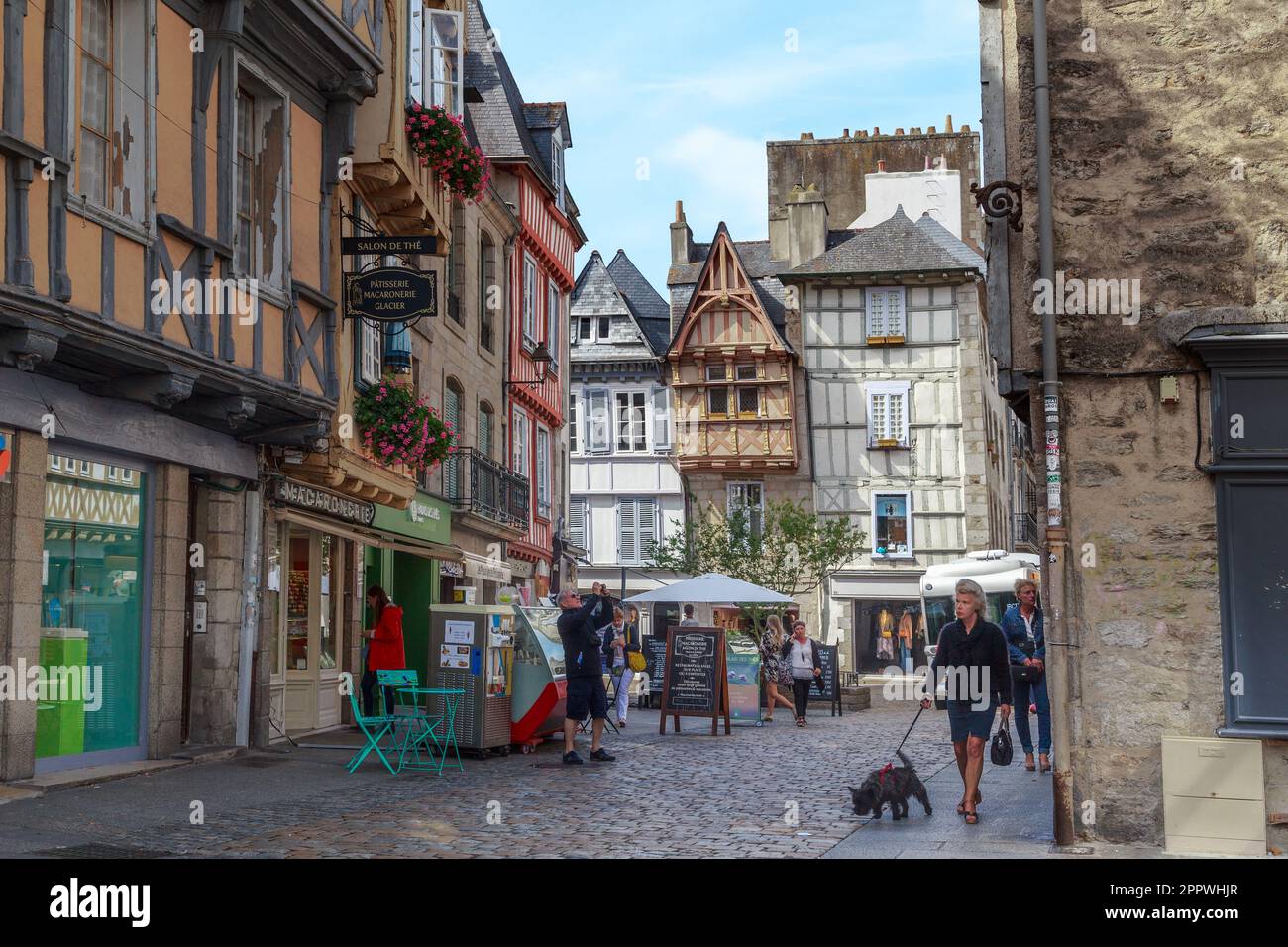 QUIMPER, FRANCE - 6 SEPTEMBRE 2019 : carrefour de rues médiévales dans le centre historique, bâties de maisons à colombages. Banque D'Images