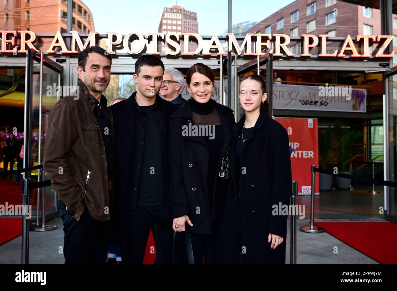 Anja Kling mit Ehemann Oliver Haas, Sohn Tano Kling und Tochter Alea Kling BEI der Premiere des Theaterstücks 'Stolz und Vorurteil *oder so' in der Ko Banque D'Images