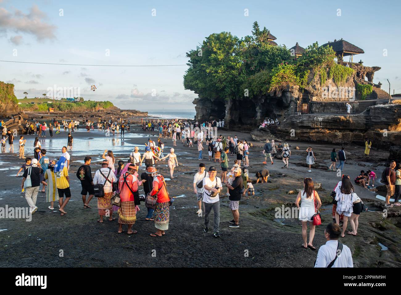 Bali, Indonésie - 23 avril 2023 : les gens se sont rassemblés autour du temple Tanah Lot à Bali, en Indonésie. Banque D'Images