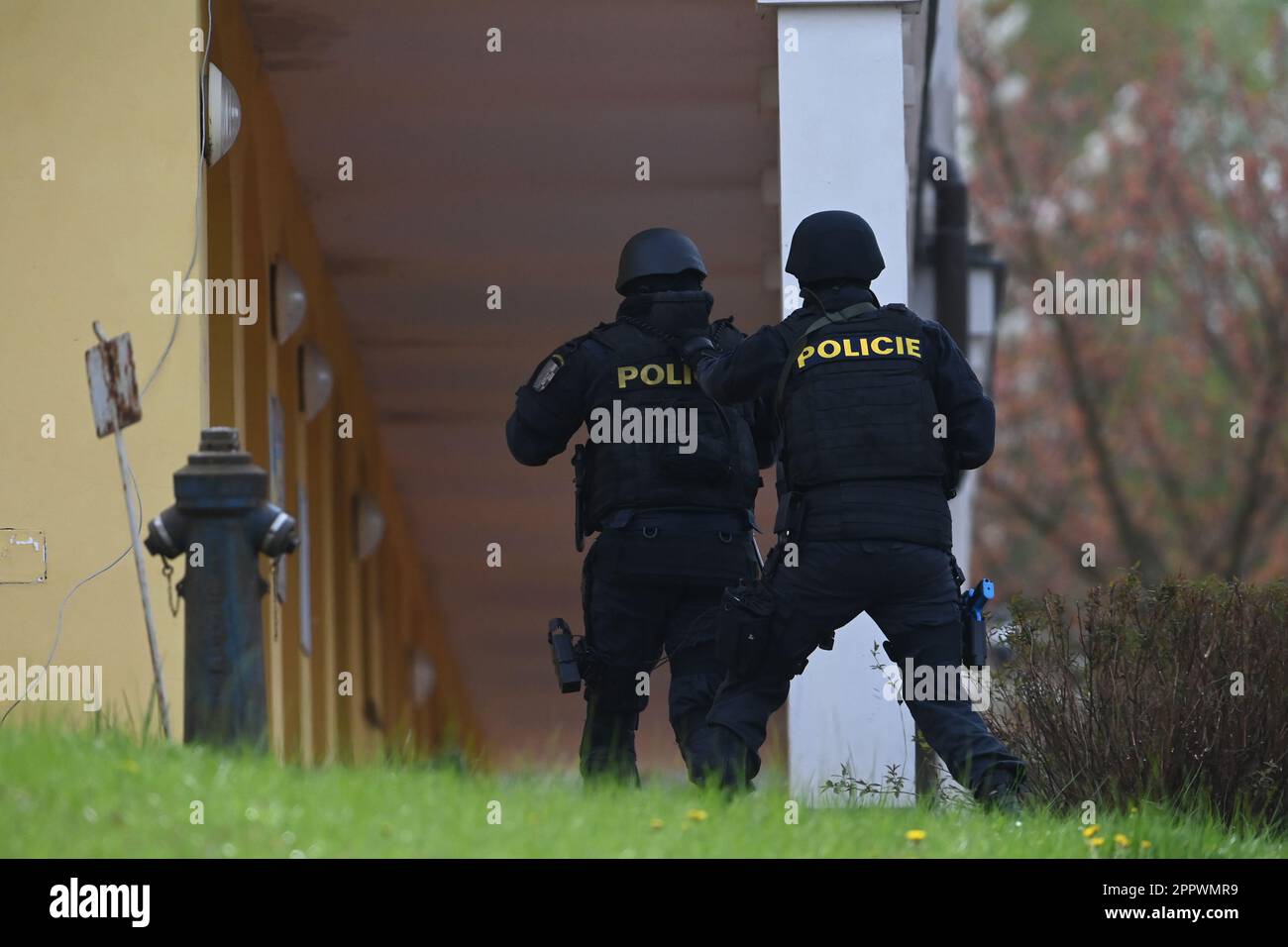 Paseka, République tchèque. 25th avril 2023. Exercice tactique de la police de la République tchèque Active Shooter 2023, simulant une attaque armée dans un établissement médical, 25 avril 2023, Institut médical spécialisé de Paseka, Olomouc. Cinquante figurines ont participé à l'exercice en plus du système de sauvetage intégré (IRS). Crédit : Ludek Perina/CTK photo/Alay Live News Banque D'Images