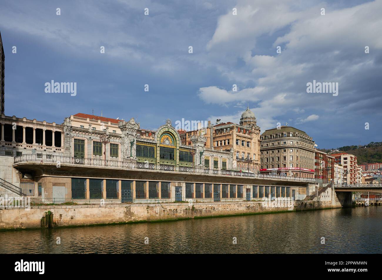 Vue sur le fleuve Nervion et l'ancienne gare Concordia, Bilbao, Gascogne, pays Basque, Euskadi, Espagne, Europe Banque D'Images