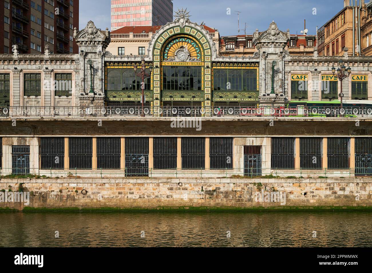 Vue sur le fleuve Nervion et l'ancienne gare Concordia, Bilbao, Gascogne, pays Basque, Euskadi, Espagne, Europe Banque D'Images