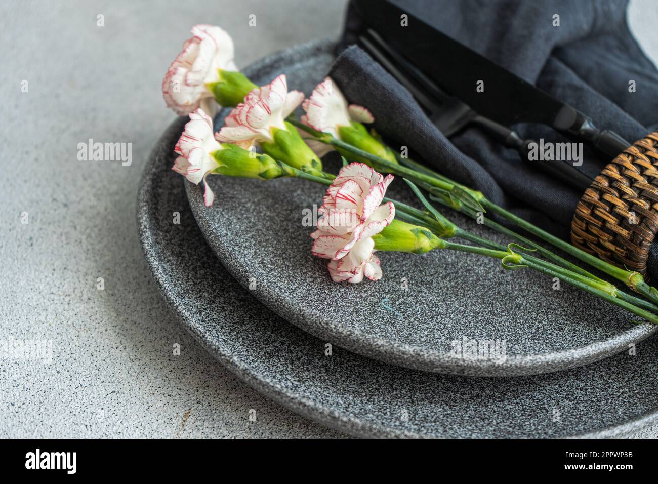Placez le décor avec de la vaisselle grise et des fleurs de carnation roses  Photo Stock - Alamy