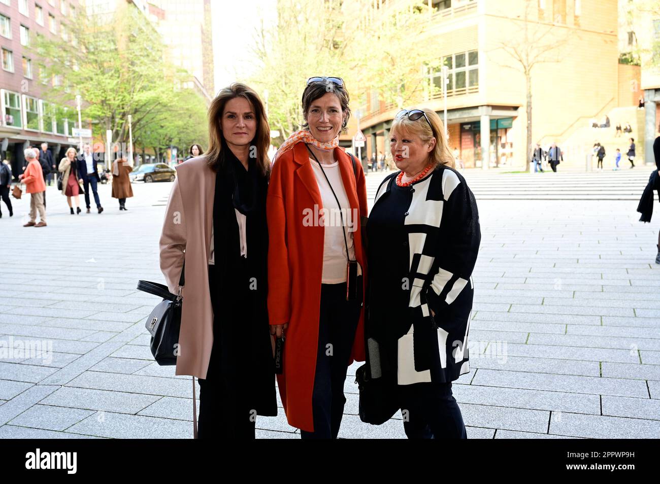 Susann Uplegger,Julia Bremermann und Franziska Troegner BEI der Premiere des Theaterstücks 'Stolz und Vorurteil *oder so' in der Komödie am Kurfürstendamm Banque D'Images