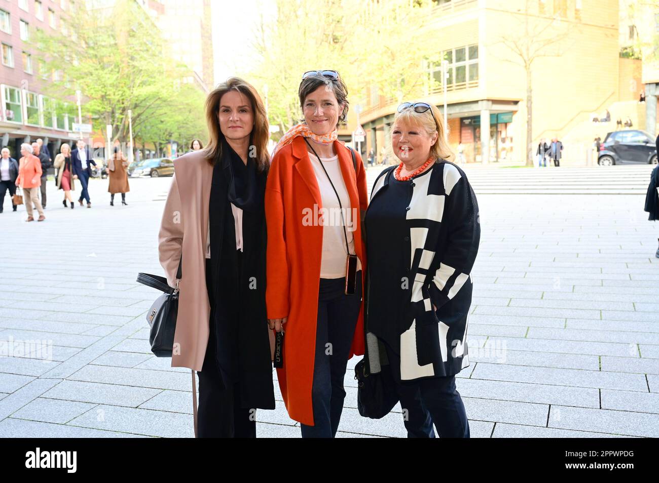 Susann Uplegger,Julia Bremermann und Franziska Troegner BEI der Premiere des Theaterstücks 'Stolz und Vorurteil *oder so' in der Komödie am Kurfürstendamm Banque D'Images