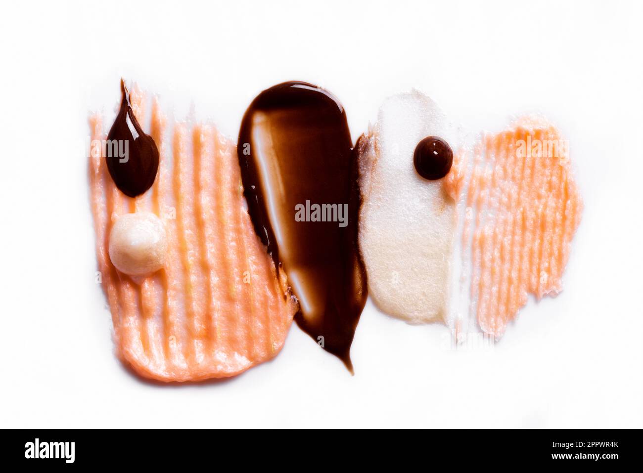 Divers produits cosmétiques de soins capillaires ou échantillon de colorant capillaire échantillon de trait sur fond blanc gros plan. Banque D'Images