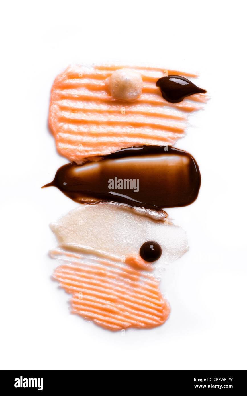 Divers produits cosmétiques de soins capillaires ou échantillon de colorant capillaire échantillon de trait sur fond blanc gros plan. Banque D'Images