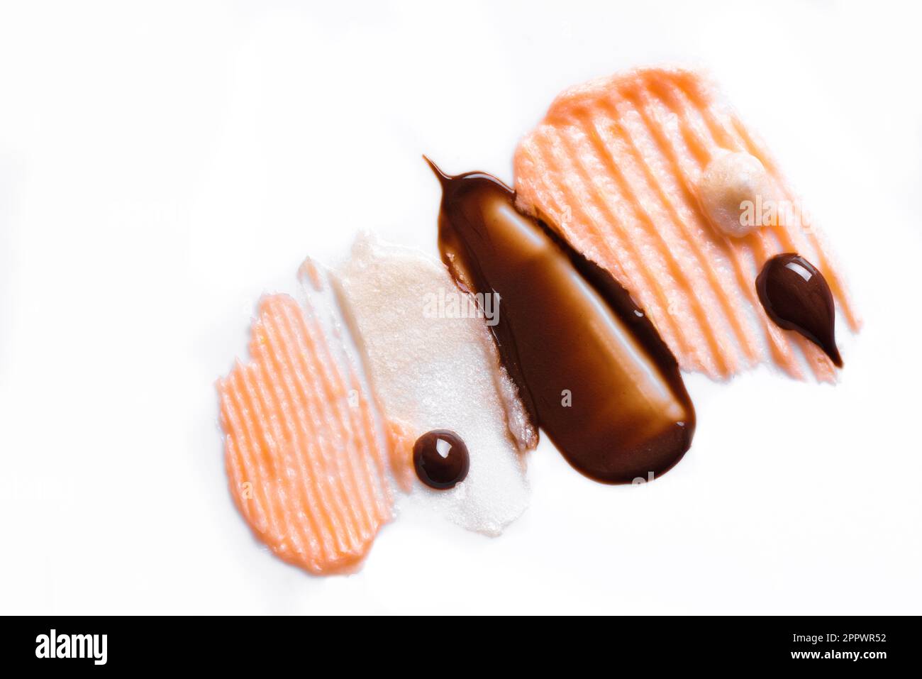 Divers produits cosmétiques de soins capillaires ou échantillon de colorant capillaire échantillon de trait sur fond blanc gros plan. Banque D'Images