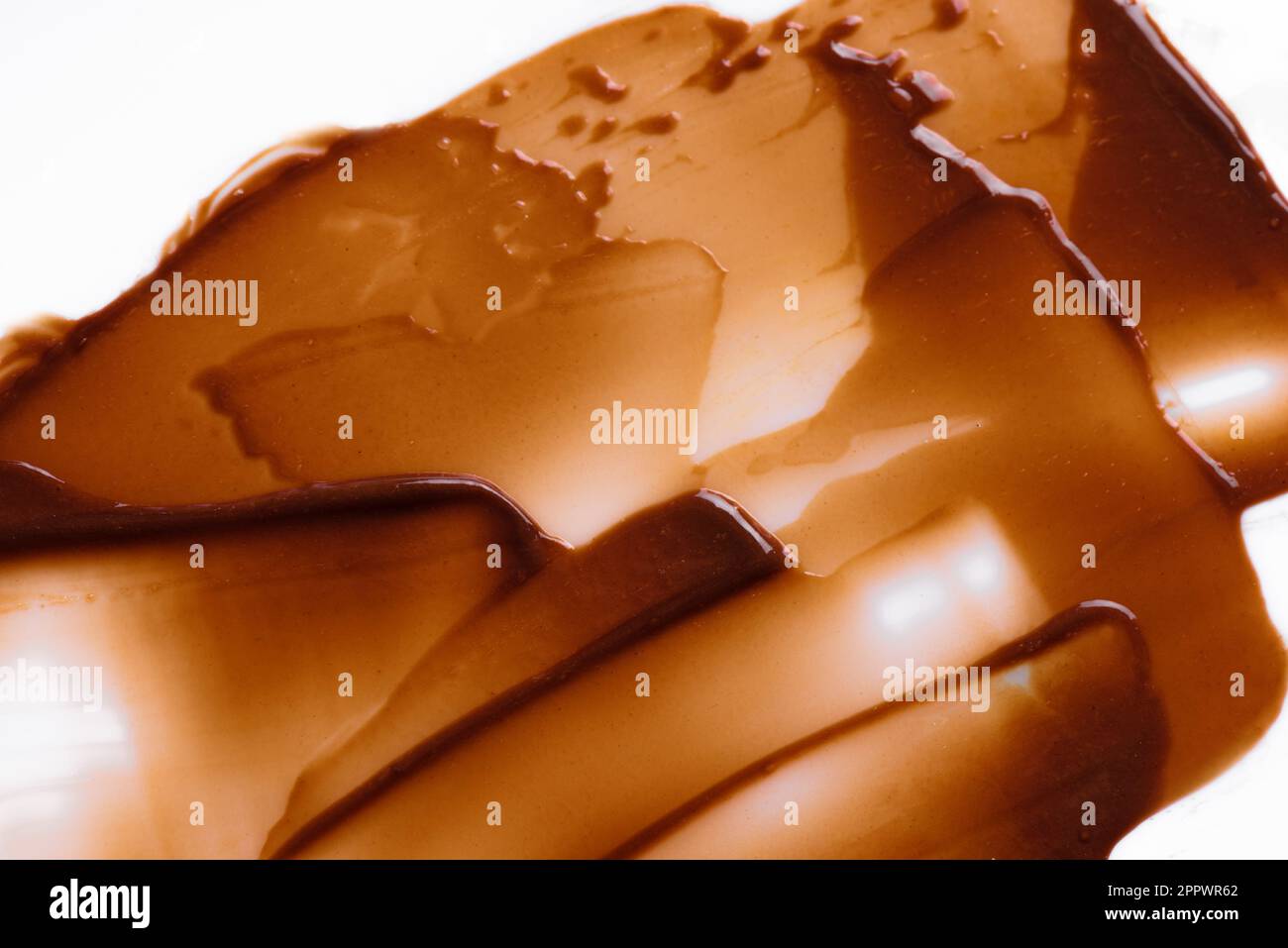 Produit cosmétique au caramel au chocolat brun ou échantillon de colorant capillaire sur fond blanc gros plan. Banque D'Images