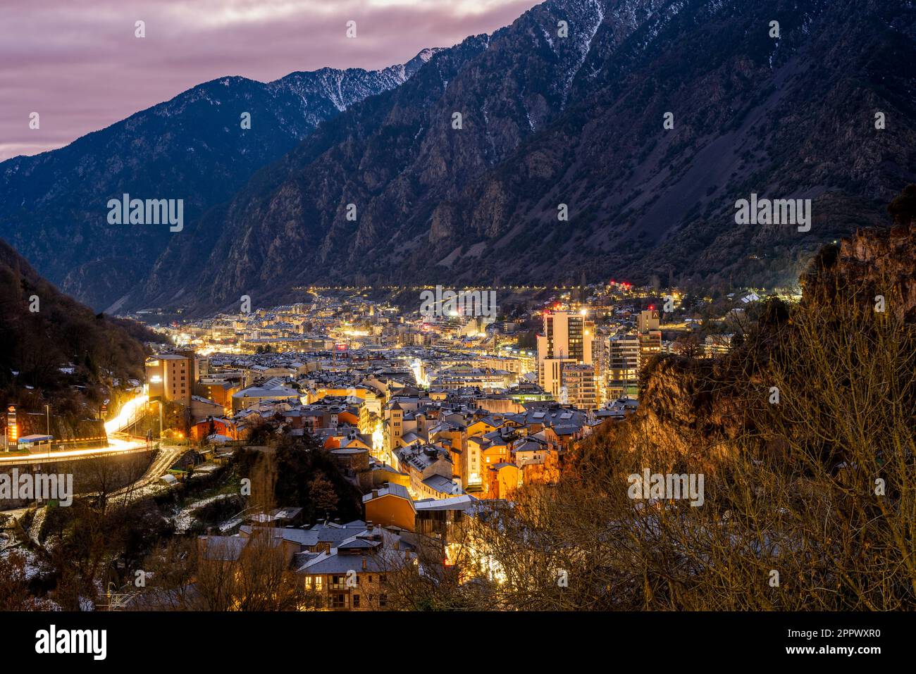 Vue nocturne d'Andorre-la-Vieille, Andorre Banque D'Images