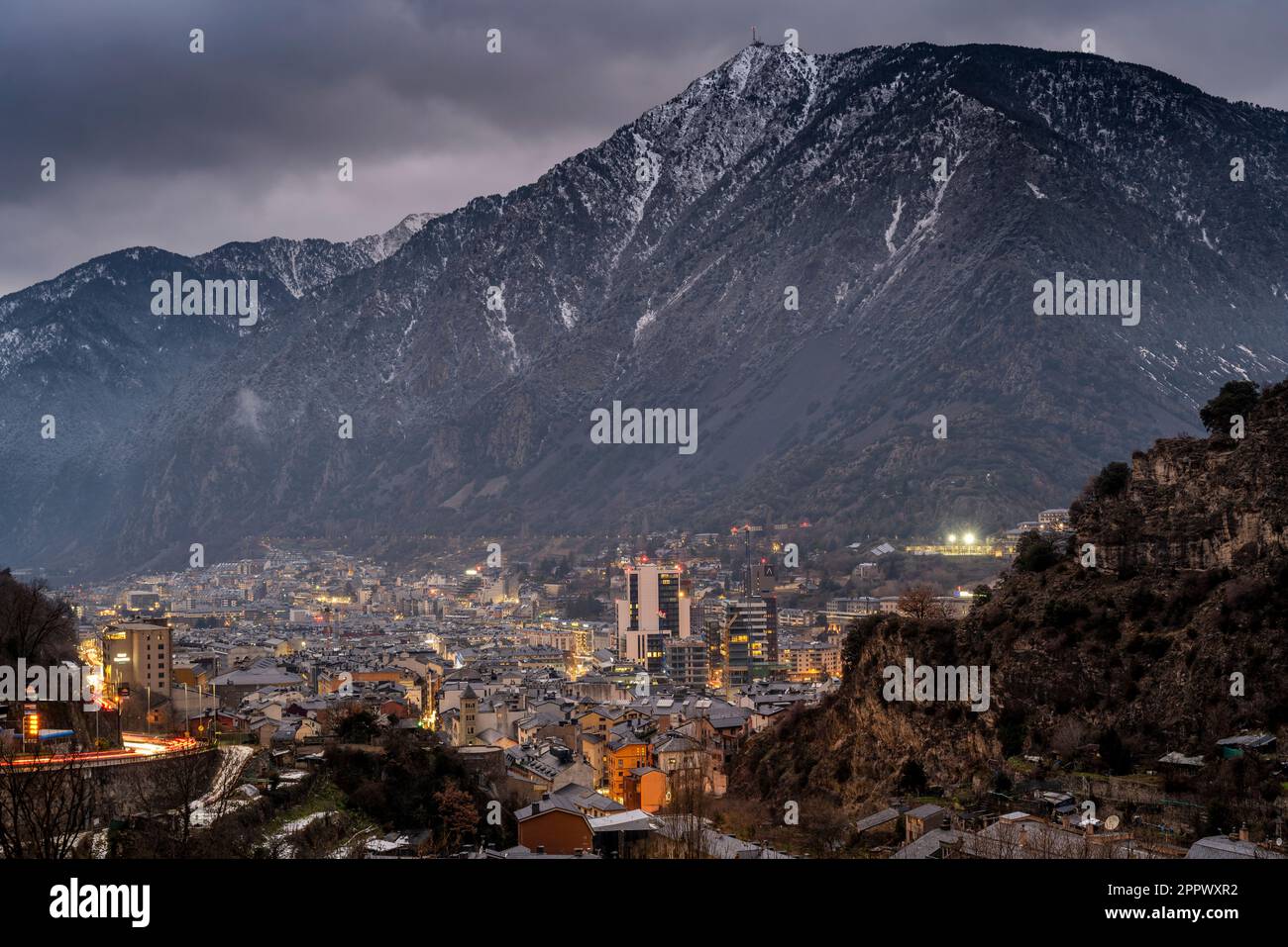 Vue nocturne d'Andorre-la-Vieille, Andorre Banque D'Images