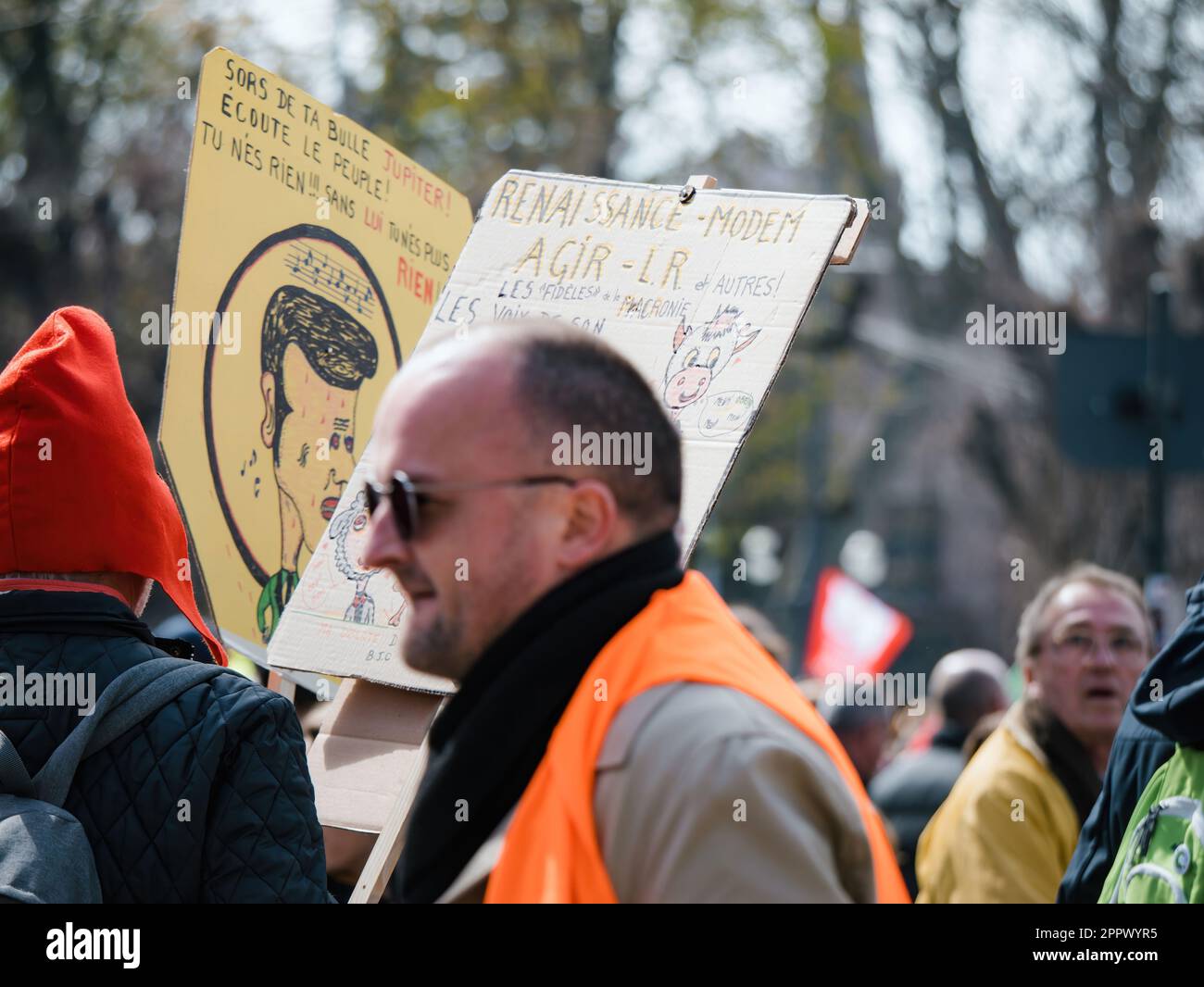 Strasbourg, France - 29 mars 2023 : groupe de manifestants dans les rues de Strasbourg, France, manifestant contre une récente augmentation de l'âge de la retraite. Semaines- Banque D'Images