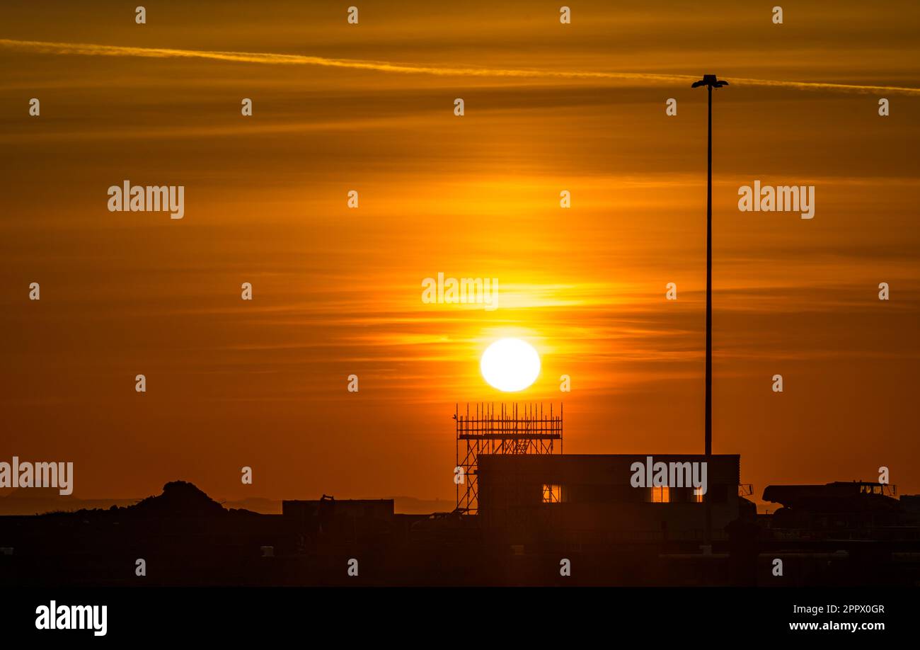 Soleil levant au-dessus de la structure métallique industrielle, au lever du soleil, Leith Harbour, Édimbourg, Écosse, ROYAUME-UNI Banque D'Images