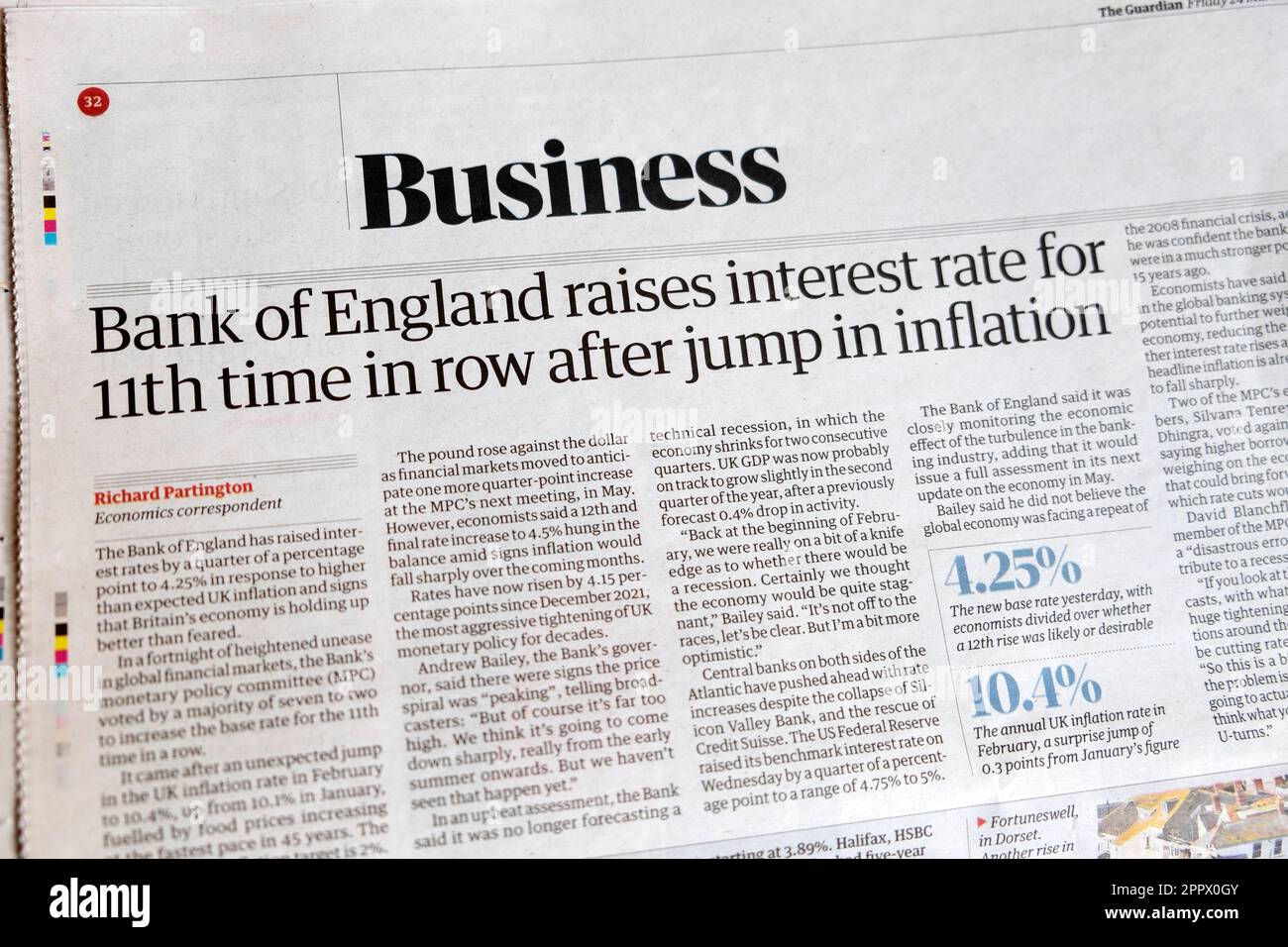 "La Banque d'Angleterre augmente le taux d'intérêt pour 11th fois de suite après un bond dans l'inflation" le journal Guardian gros titre du 24 mars 2023 Londres Royaume-Uni Banque D'Images