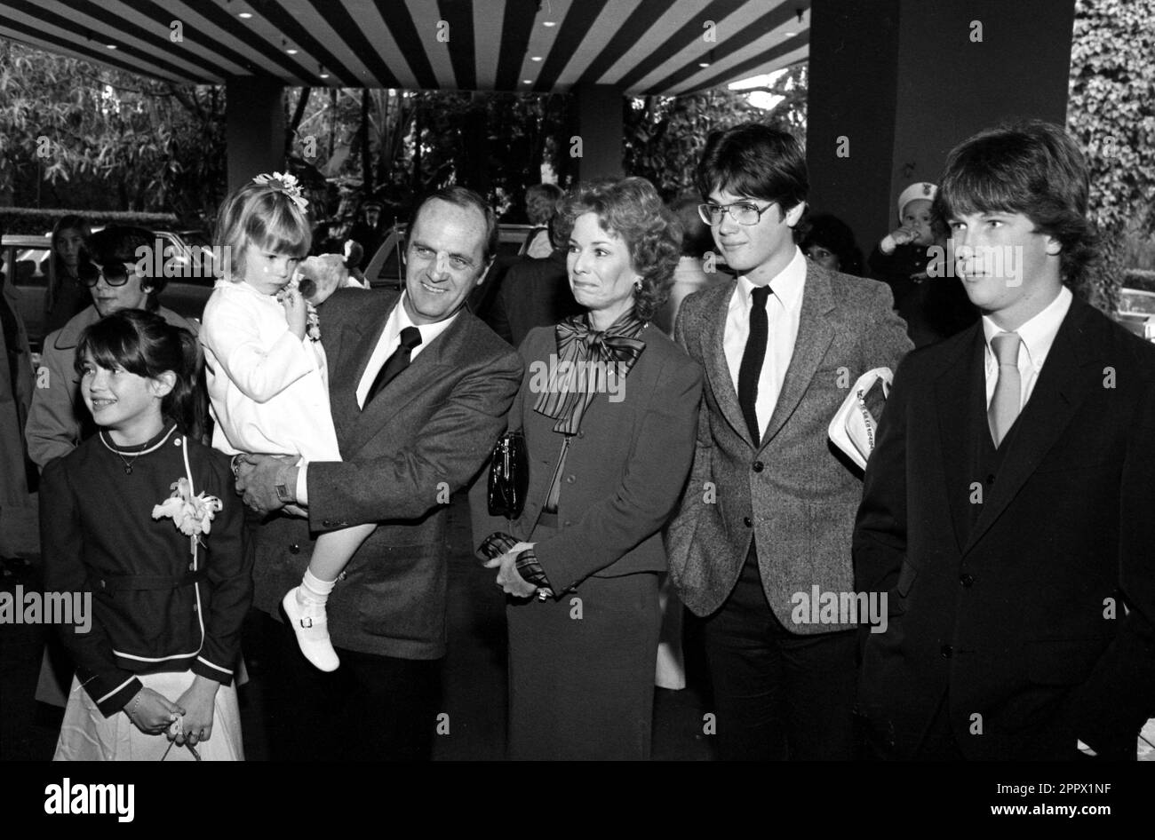 **PHOTO DE FICHIER** Ginnie Newhart, épouse de Bob Newhart est décédé. Bob Newhart et avec sa femme Ginny et leurs enfants à l'hôtel Beverly Hills sur 12 avril 1982 Credit: Ralph Dominguez/MediaPunch Banque D'Images