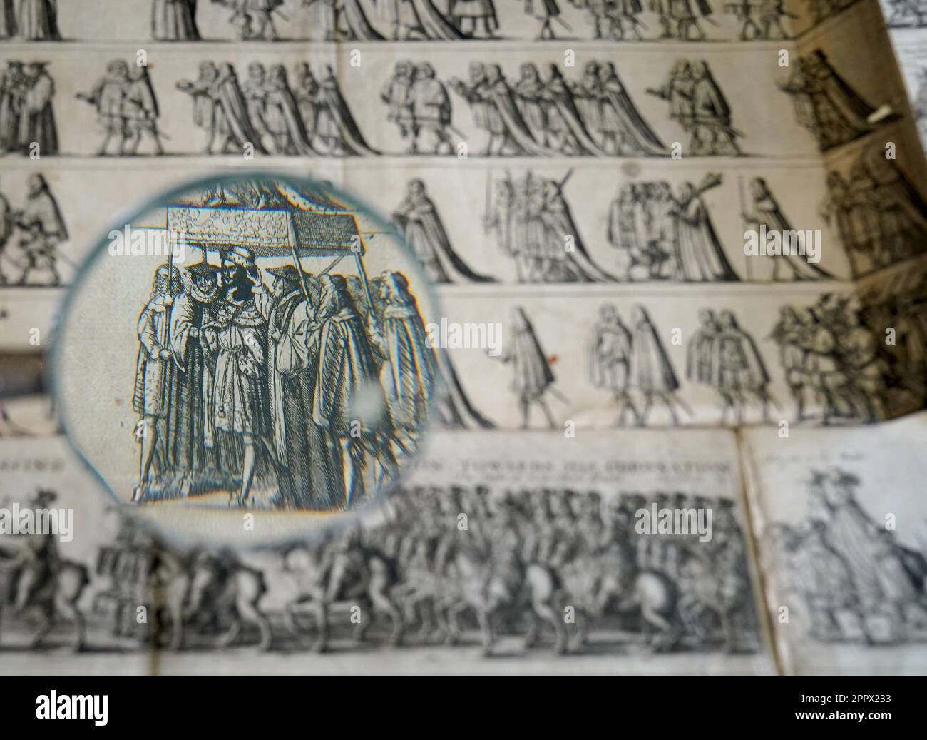 Une vue d'un ensemble de gravures de Venceslaus Holar, à Catherine Southon Auctioneers qui dépeignent le cavalcade de couronnement de Charles II en 1661 (au milieu), avant leur vente à Chiselhurst, dans le sud-est de Londres. Les gravures ont été trouvées à l'arrière d'un placard à Notting Hill, Londres, 362 ans après l'événement et dans les semaines du couronnement du roi Charles III, et on estime qu'elles vont de £400 à £600 lorsqu'elles vont sous le marteau. Date de la photo: Mardi 25 avril 2023. Banque D'Images