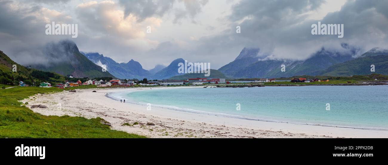 Nuageux d'été sur la plage avec du sable blanc à Ramberg (Norvège, îles Lofoten). Les gens méconnaissable. Banque D'Images