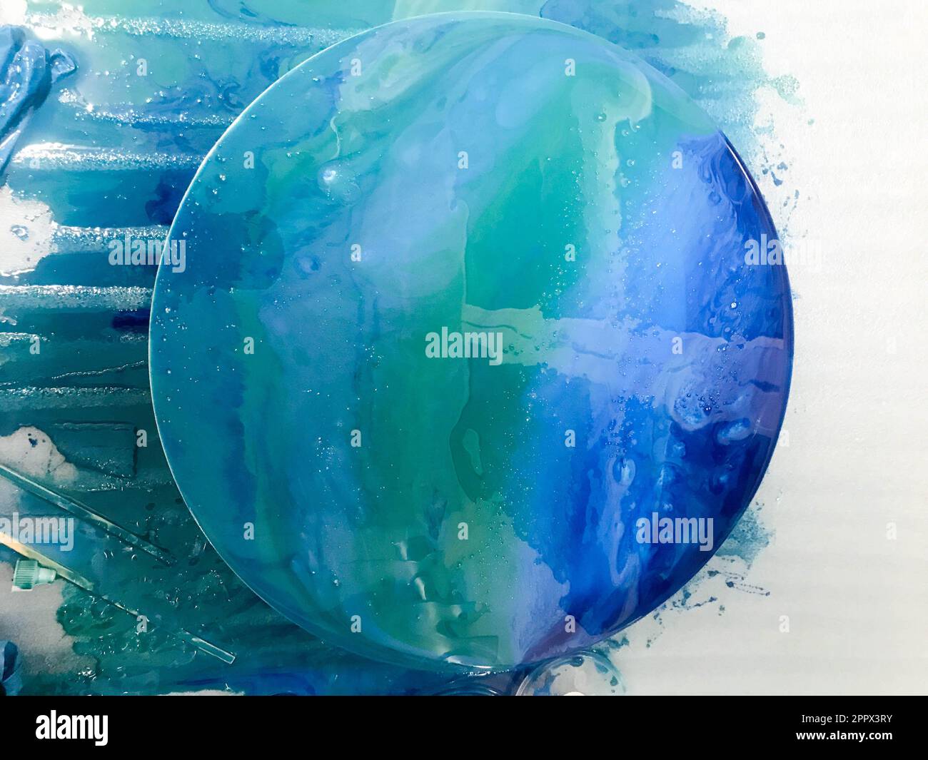 image brillante ronde avec l'image de la surface de la mer de bleu avec des bulles en utilisant la technique de dessin avec de la résine époxy. une photo avec des moulages i Banque D'Images